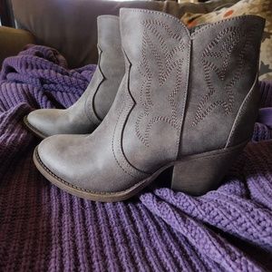 BKE Farrah Ankle Boot from Buckle